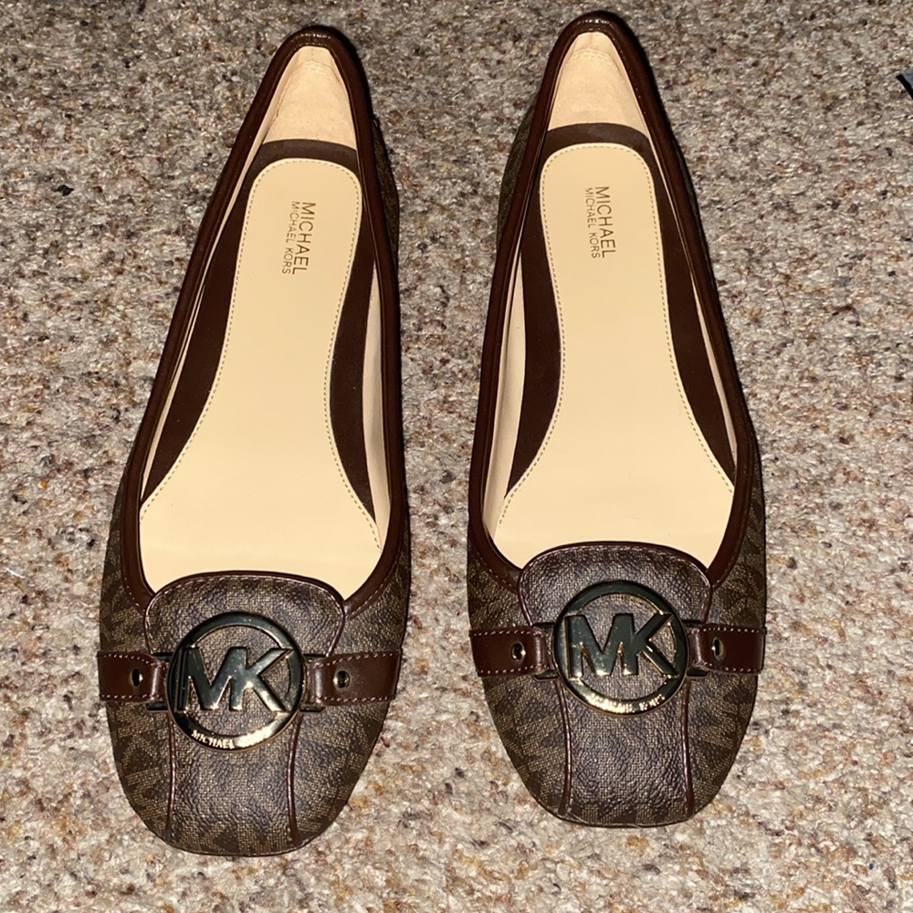 Michael Kors Logo Loafers I never wore them they were a bit snug.Excellent Used🔥